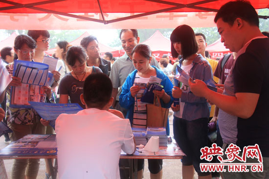 前來資訊高校信息的家長(zhǎng)