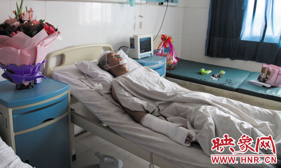 梁亮顱骨骨折、右胳膊肌腱被砍斷,手指受傷。