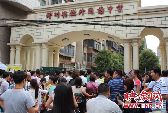 考試快結(jié)束時(shí)，陪考的家長(zhǎng)涌入學(xué)校接孩子。