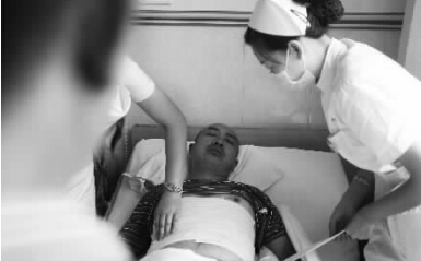 昨天，鄭州市第一人民醫(yī)院，被打傷的鄭州管城區(qū)執(zhí)法隊(duì)員唐建偉在接受治療。