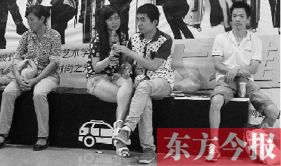 昨天，火車(chē)站地一大道納涼點(diǎn)已有許多市民坐在商場(chǎng)的椅子上乘涼