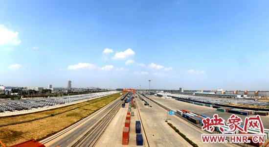 鄭州鐵路集裝箱中心站內(nèi)，滿載貨物的國際班列從這里開出。段晉哲/攝