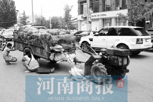 兩車(chē)相蹭后，小陳與妻子慌了神