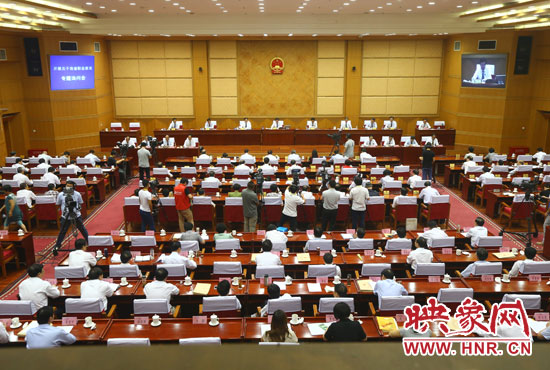 7月29日下午，河南省十二屆人大常委會第九次會議召開關(guān)于職業(yè)教育專題詢問會。
