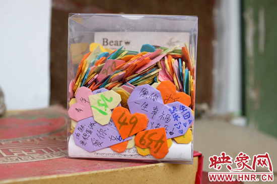 王書佳的床邊放著一個玻璃瓶子，里面是521顆紙心，是生日的時候同宿舍的朋友送給她的。