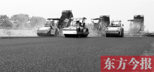 鄭州通航試驗區(qū)上街機場的改擴建工程正在緊張施工，寬闊的跑道已經(jīng)基本竣工