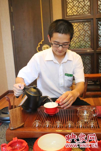 1、水壺里的水煮沸，李克勤把茶葉放進(jìn)茶荷里，準(zhǔn)備溫杯沖茶