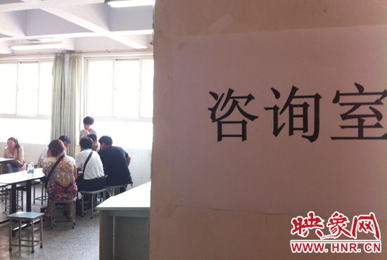 在金水區(qū)教體局設(shè)立的“復(fù)議”現(xiàn)場，家長們提出了各式各樣的問題。