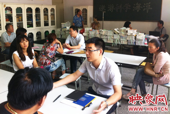 各區(qū)受理咨詢的教育部門工作人員對于提出的問題一一作出解答。