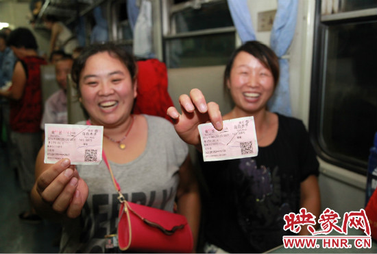 進(jìn)疆棉農(nóng)展示前往烏魯木齊的車票。