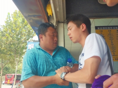 記者正查看照片，突遭藍(lán)衣男強(qiáng)搶手機(jī)。