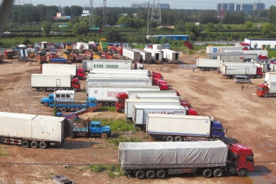 抓賭前，處警民警就藏身在這些廂式貨車內(nèi)。