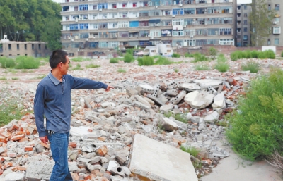 寧寧的父親說(shuō)：女兒就是在這兒被打的。