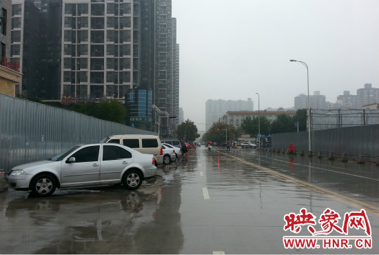 在新開通的東明路上,仍有多數(shù)私家車違規(guī)停車。