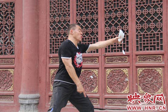 樊偉鵬展示其單指碎碗的絕技。