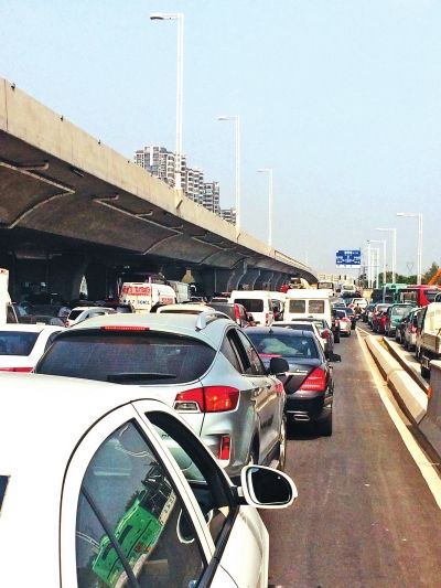 因塌方，中原路西三環(huán)交叉口附近擁堵嚴(yán)重