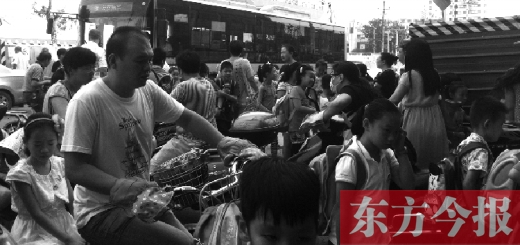 9月4日下午，文化路一小附近，大批陪讀家長(zhǎng)接孩子。