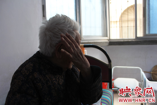 說起敬老院要搬遷,老太太忍不住流眼淚。