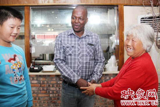 南非總統(tǒng)兒子到鄭喝胡辣湯遭圍觀 70多歲大媽激動(dòng)合影 南非總統(tǒng)兒子到鄭喝胡辣湯遭圍觀 70多歲大媽激動(dòng)合影