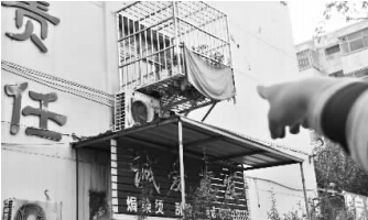 發(fā)生矛盾的一二樓鄰居，喇叭就安裝在二樓窗口。