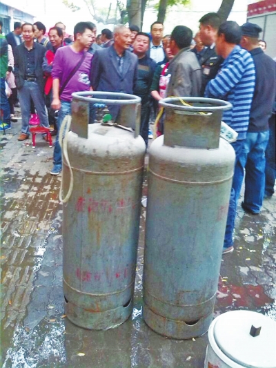 這兩個大塊頭沒事，眾人懸著的心平靜下來。