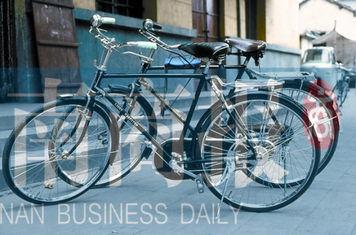 自行車是那時(shí)最時(shí)髦的交通工具，路邊清一色是“飛鴿牌”