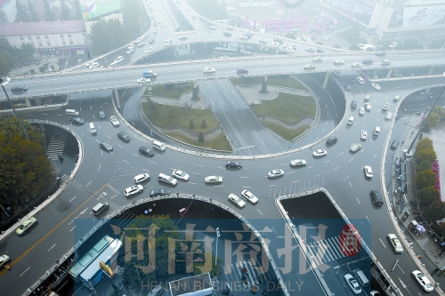 紫荊山立交橋，如今是許多人上下班的必經(jīng)之路