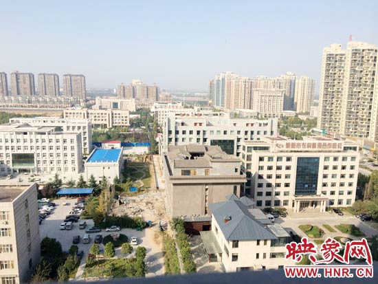 一座4層的建筑樓頂蓋上了四合院。