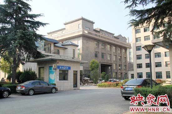 據(jù)這座建筑的一名工作人員稱，整座建筑為海龍集團(tuán)所有，房屋建成之后用作公司紅木家具展示。