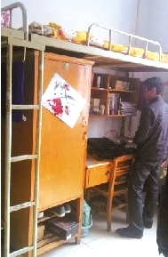 家人拍攝的孫慧博宿舍高低床照片。