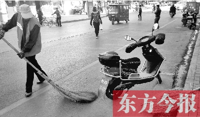 昨日，鄭州市中州大道上，穿梭于車流中上崗的環(huán)衛(wèi)工