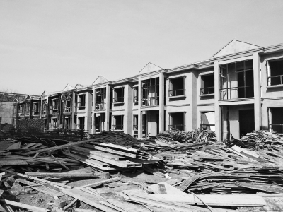 別墅群現(xiàn)場，工人正在施工，部分建筑已經(jīng)封頂。