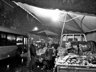 馬路上的公交車與占道經(jīng)營(yíng)的小貨車“擦身而過(guò)” 馬路上的公交車與占道經(jīng)營(yíng)的小貨車“擦身而過(guò)”