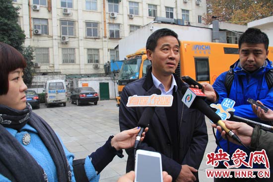 鄭州城市管理局行政執(zhí)法監(jiān)察支隊(duì)二大隊(duì)副大隊(duì)長(zhǎng)杜陸水就“河南省人民會(huì)堂違法戶外廣告”一事，接受媒體采訪