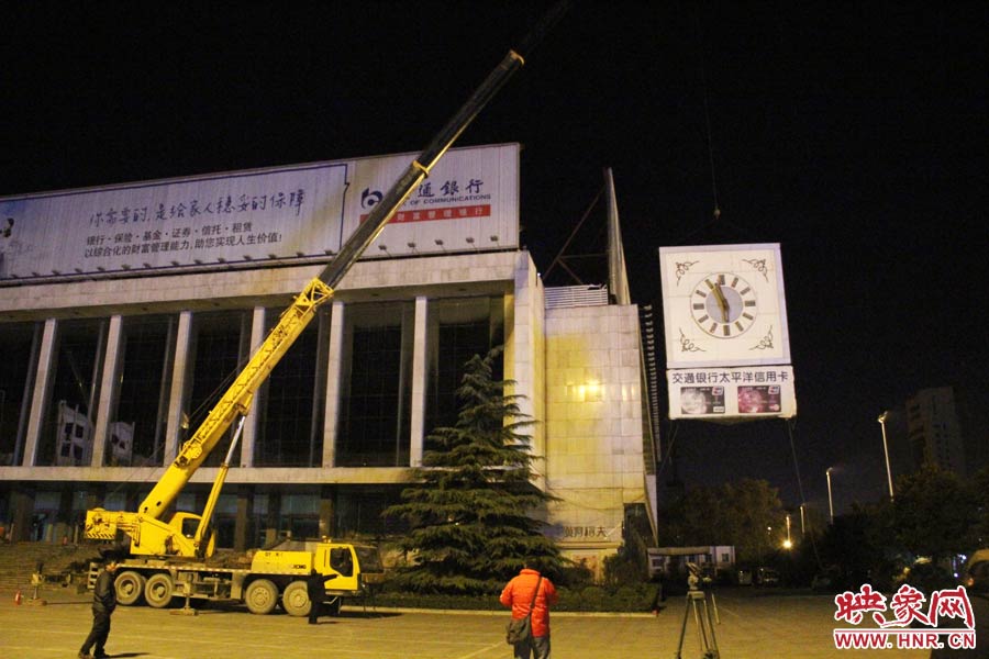 23點(diǎn)左右，位于樓頂東南角的第一塊牌被卸掉。