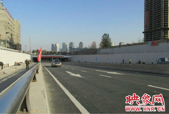 紅專路下穿中州大道隧道工程西起紅專路與姚寨路交叉口，東至紅專路與龍湖外環(huán)路交叉口。