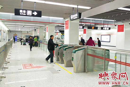 進(jìn)站處也沒有工作人員。