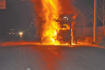 火勢異常兇猛,消防官兵都無法靠近。