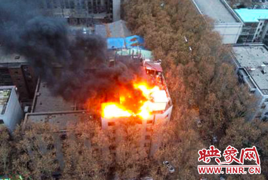 著火的為樓頂?shù)暮喴追? alt=