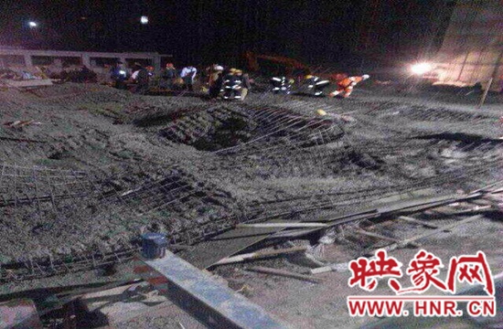 圖為事故現(xiàn)場(chǎng)情況，當(dāng)?shù)厝罕姽﹫D。