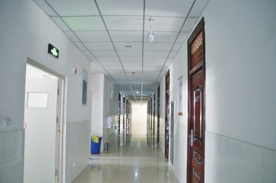 像這樣的攝像頭，宿舍樓里每層安裝了7個(gè)。