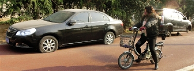 緊臨西三環(huán)一小區(qū)門口停的轎車，8輛車車胎被扎