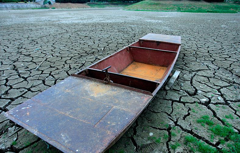 平頂山白龜山水庫擱淺的小船(資料圖) 平頂山白龜山水庫擱淺的小船(資料圖)