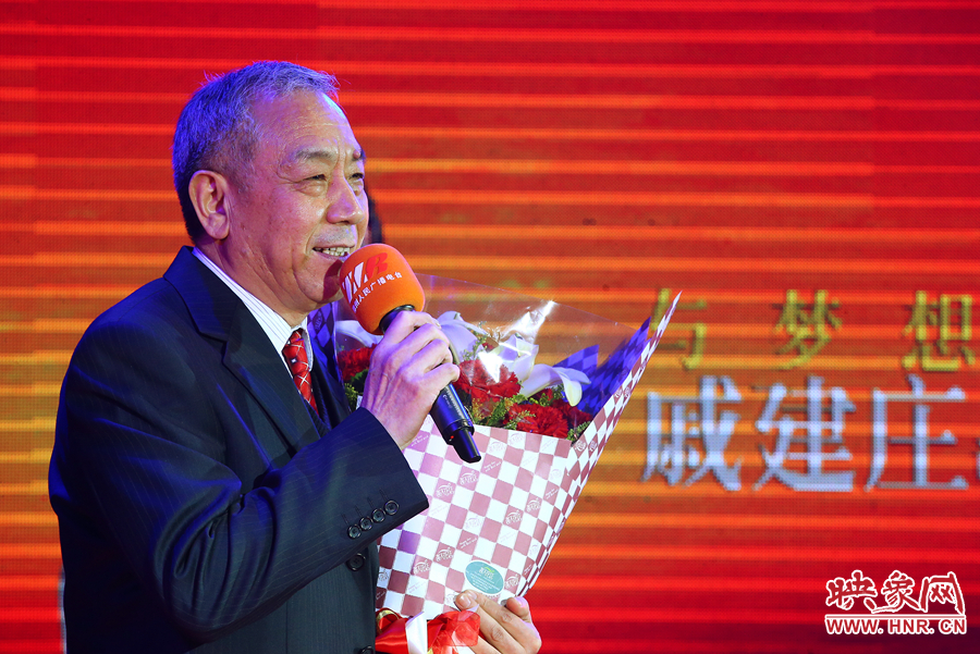 戚建莊向詩歌愛好者表達謝意。