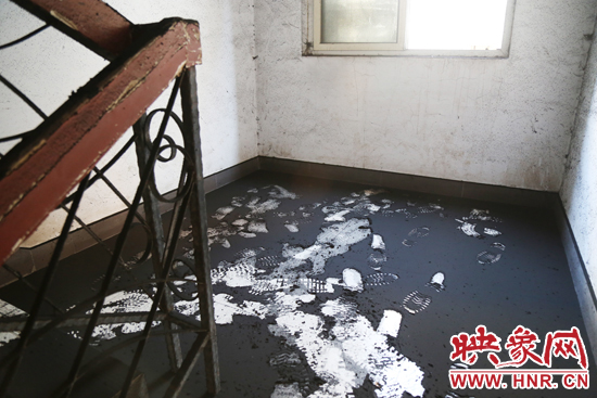 一樓到六樓的樓道內(nèi)都是黑色的煙塵。