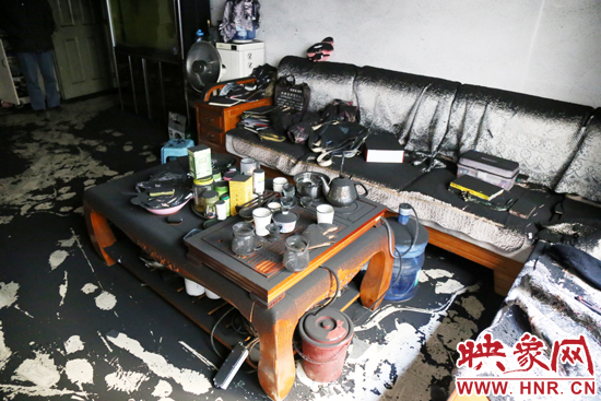 一樓住戶的家中到處都是黑煙灰兒，無法居住。