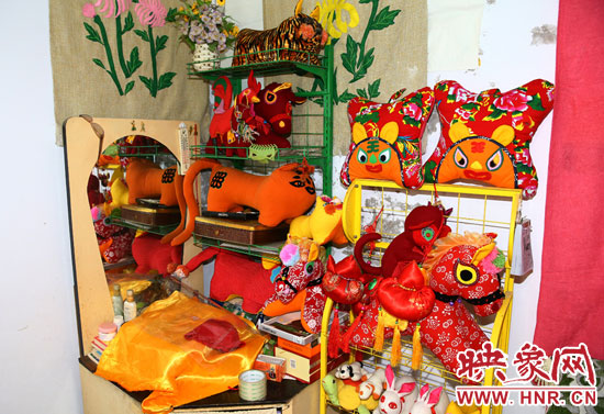 各種布藝擺滿(mǎn)了家里的角角落落