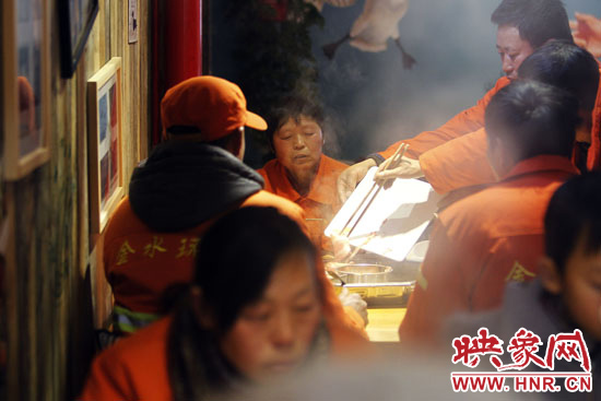 鄭州黃河路衛(wèi)生路附近一家火鍋店，宴請(qǐng)130名環(huán)衛(wèi)工人吃火鍋。
