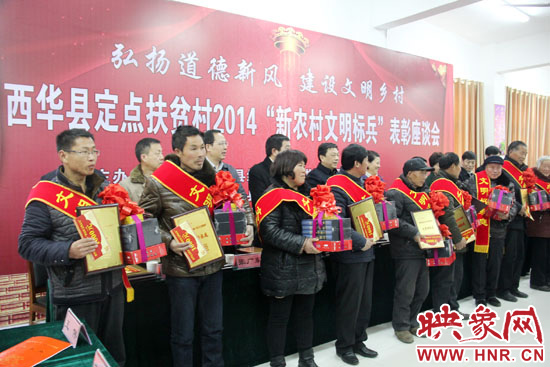 活動(dòng)現(xiàn)場(chǎng)，領(lǐng)導(dǎo)們向獲得“文明好家庭”、“文明好孝賢”、“文明好青年”、“文明好媳婦”、“文明好學(xué)生”