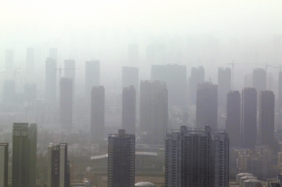 霧霾治理，任重道遠(yuǎn)。記者 洪波攝